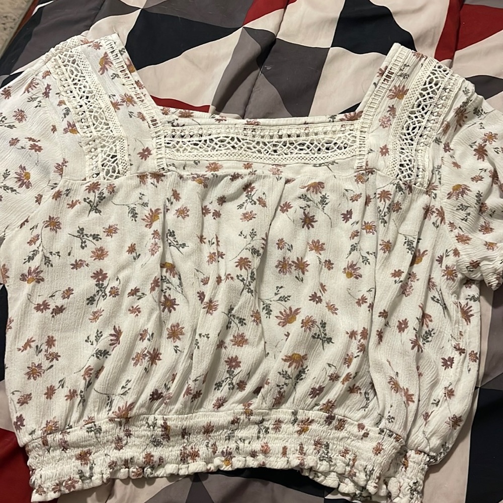 Never worn like new floral crop top In size large